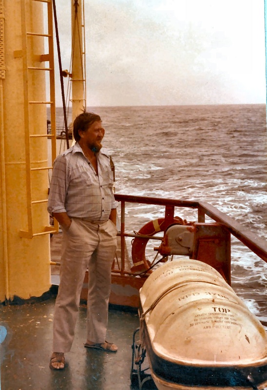 1977 ms Inioe 3rd off Matti Hintikka died 1978 Bombay Khalij Enterprise Kraanan ja kontin väliin.jpg